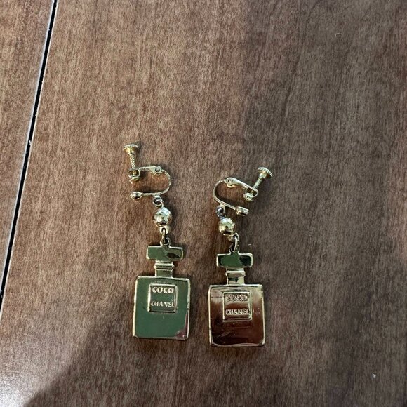 ✨ AUTHENTIC VINTAGE CHANEL "COCO CHANEL" PERFUME BOTTLE DANGLE CLIP EARRINGS ✨ - Picture 2 of 2